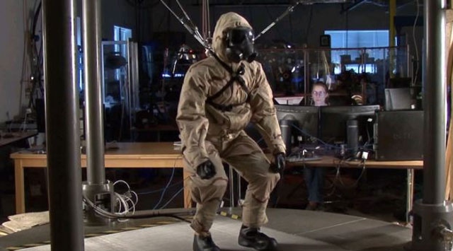 Askeri kıyafet içerisindeki bir robot